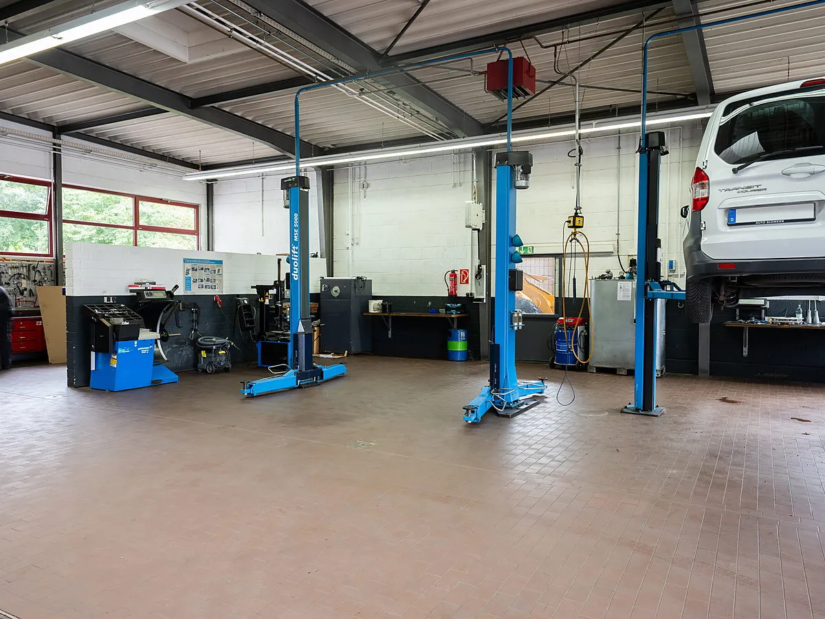 Werkstatthalle von Auto Blomeier mit Hebebühnen